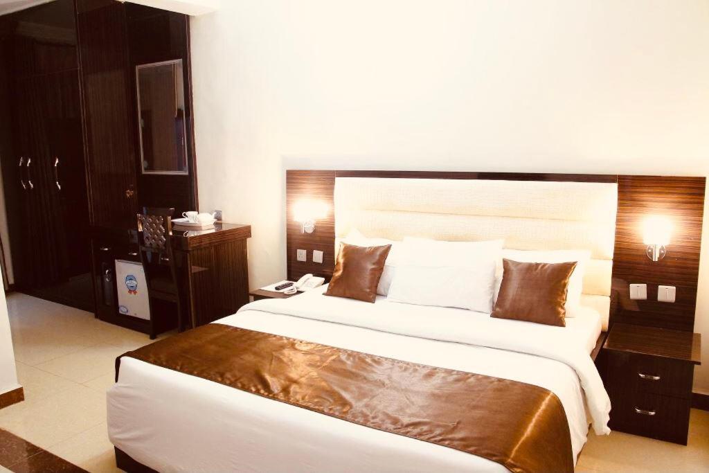 E-Suites Hotel, Абуджа Екстериор снимка