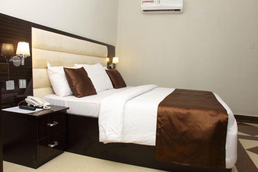 E-Suites Hotel, Абуджа Екстериор снимка